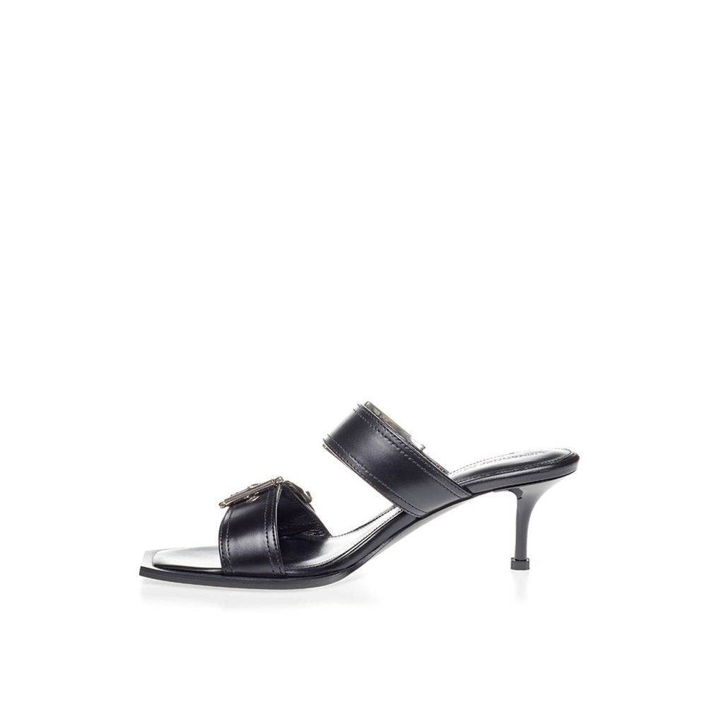 Alexander McQueen: Erhöhen Sie Ihre Schritte in zeitlosen schwarzen Ledersandalen