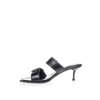 Alexander McQueen: Erhöhen Sie Ihre Schritte in zeitlosen schwarzen Ledersandalen