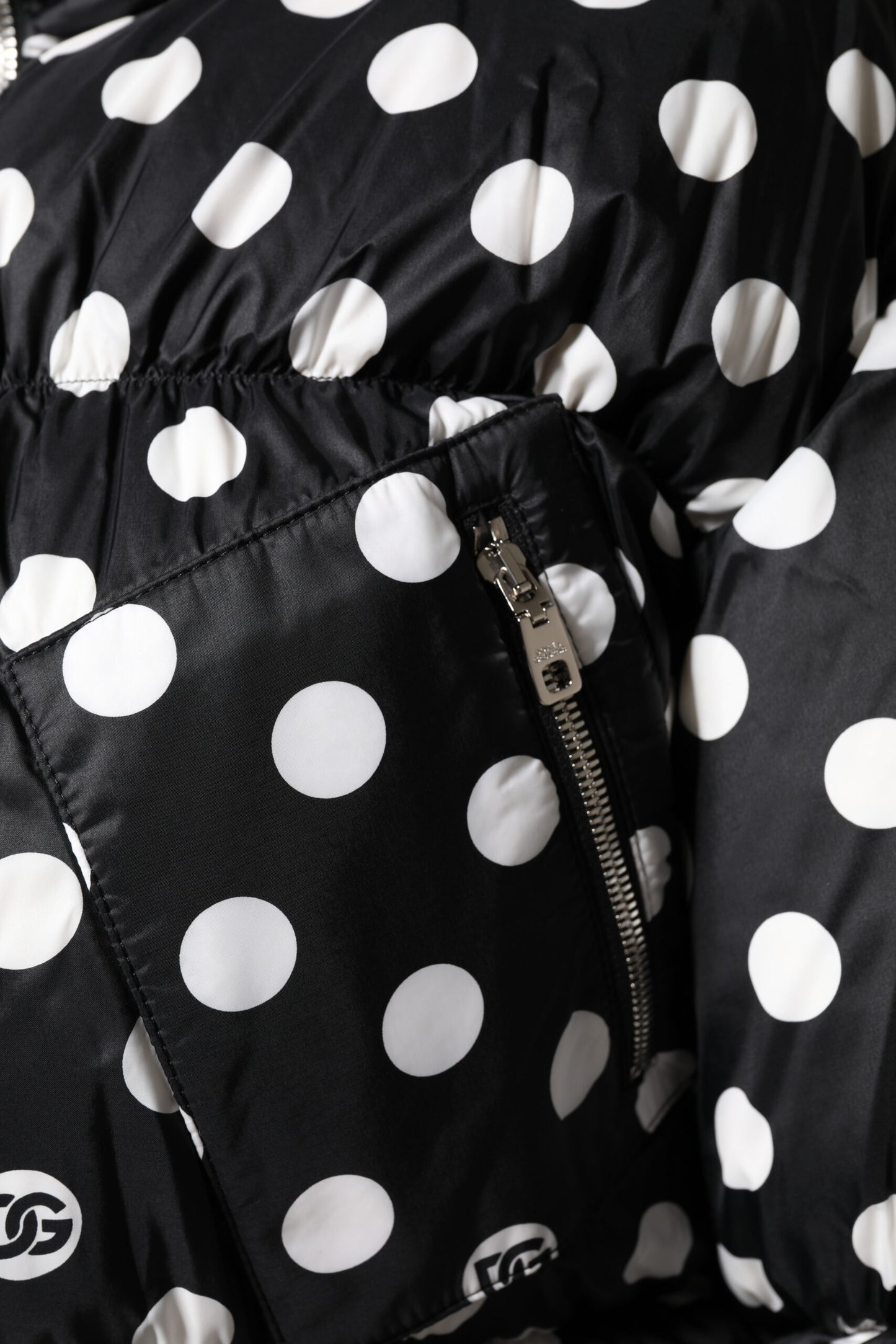Dolce &amp; Gabbana – Pufferjacke mit durchgehendem Reißverschluss und Punkten in Schwarz und Weiß