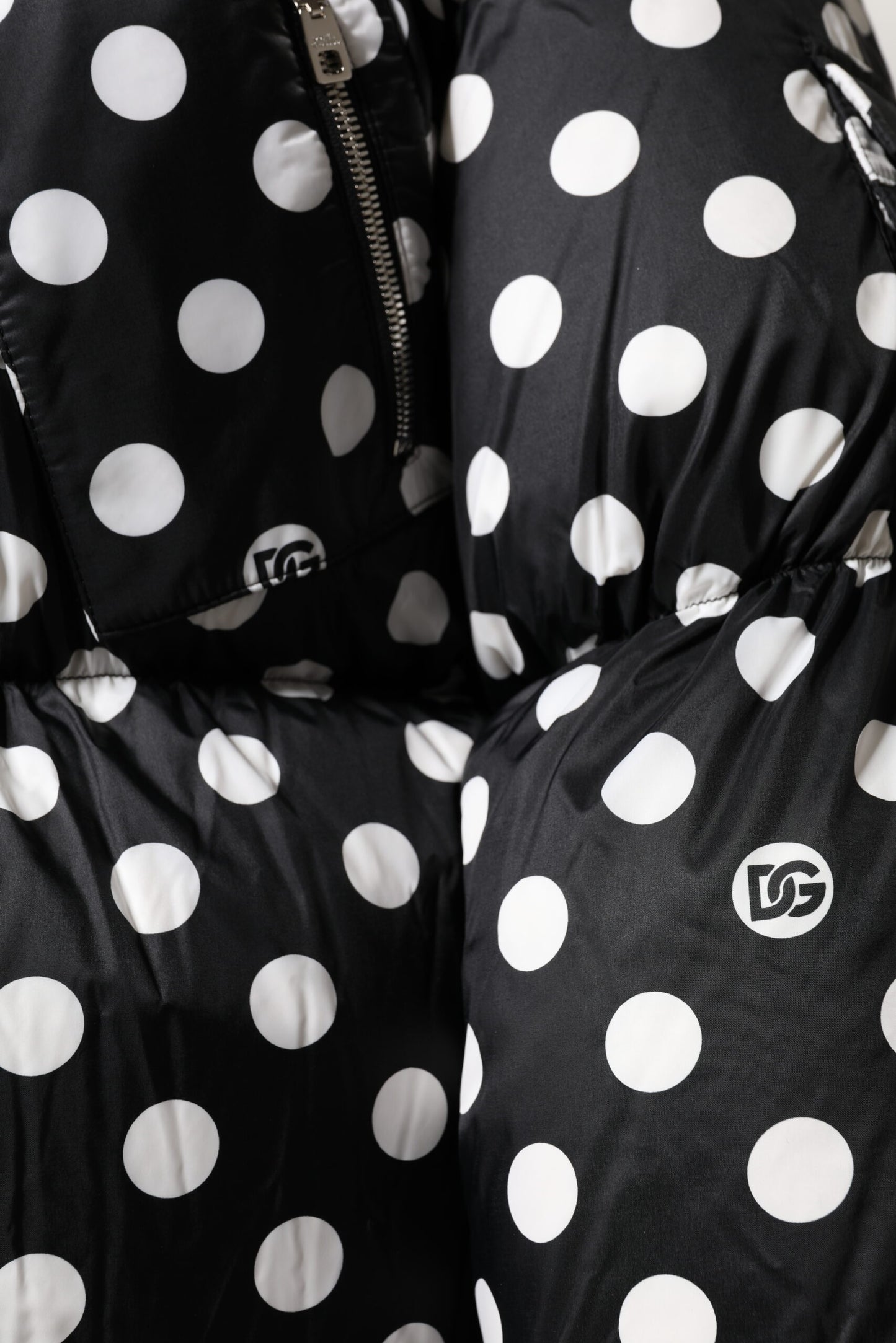 Dolce &amp; Gabbana – Pufferjacke mit durchgehendem Reißverschluss und Punkten in Schwarz und Weiß