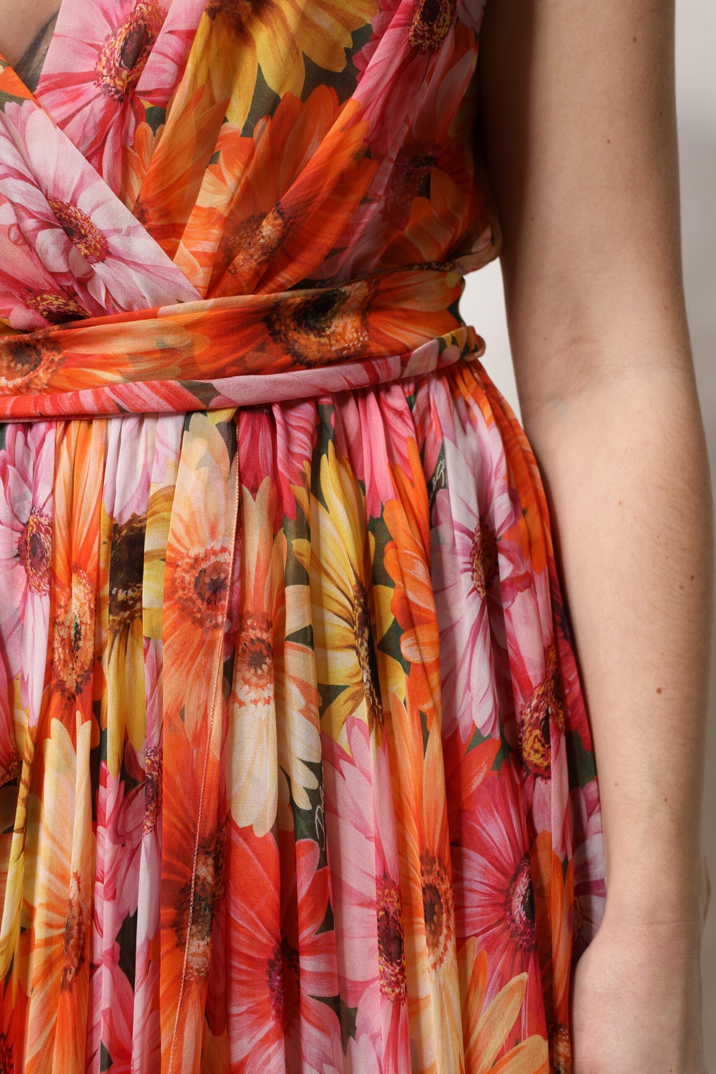 Dolce &amp; Gabbana Mehrfarbiges Chiffonkleid aus Seide mit V-Ausschnitt und Blumenmuster