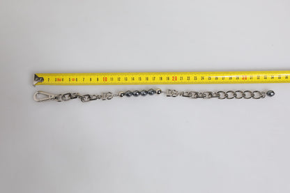 Dolce &amp; Gabbana Silberfarbenes Kettenarmband mit Karabinerverschluss und grauen Perlen