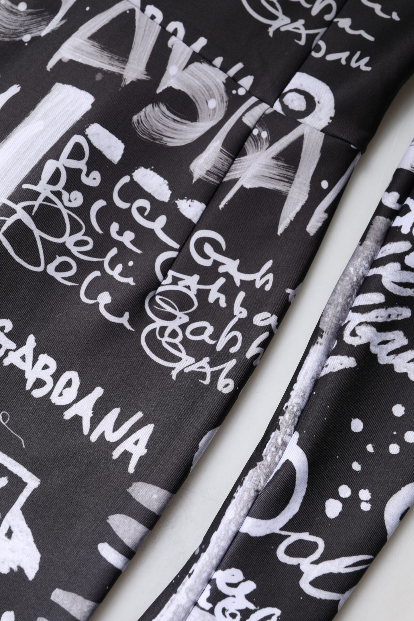 Dolce &amp; Gabbana – Schwarzes, figurbetontes Jumpsuit-Kleid mit Rollkragen und Logo