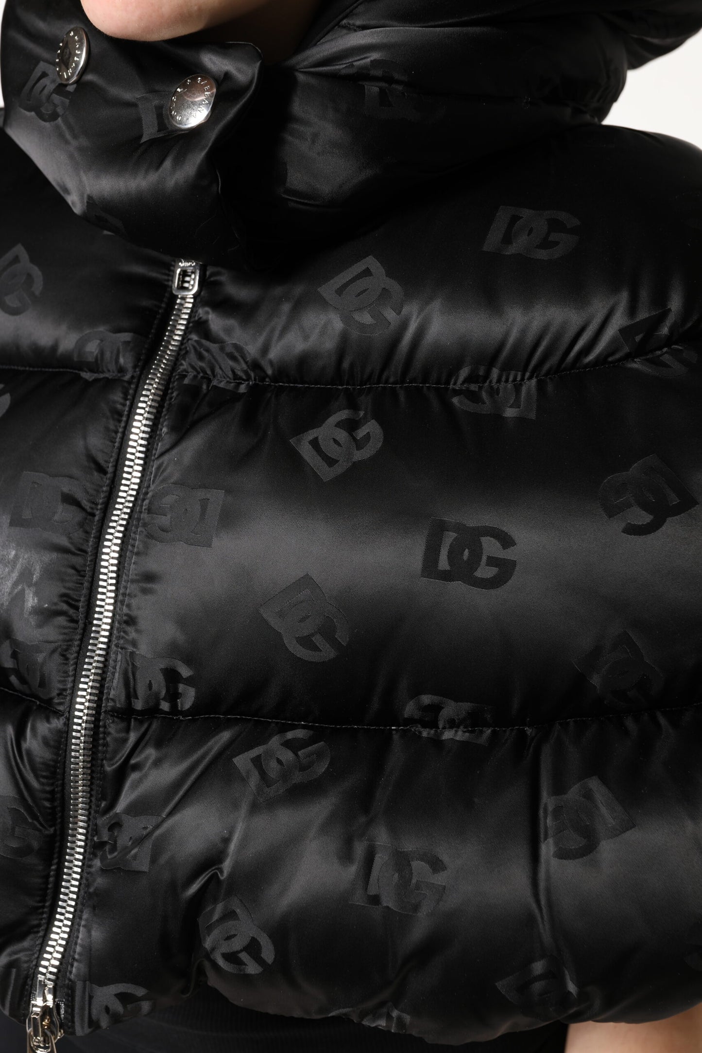 Dolce &amp; Gabbana – Kurze, wattierte Pufferjacke mit Kapuze und durchgehendem Reißverschluss in Schwarz