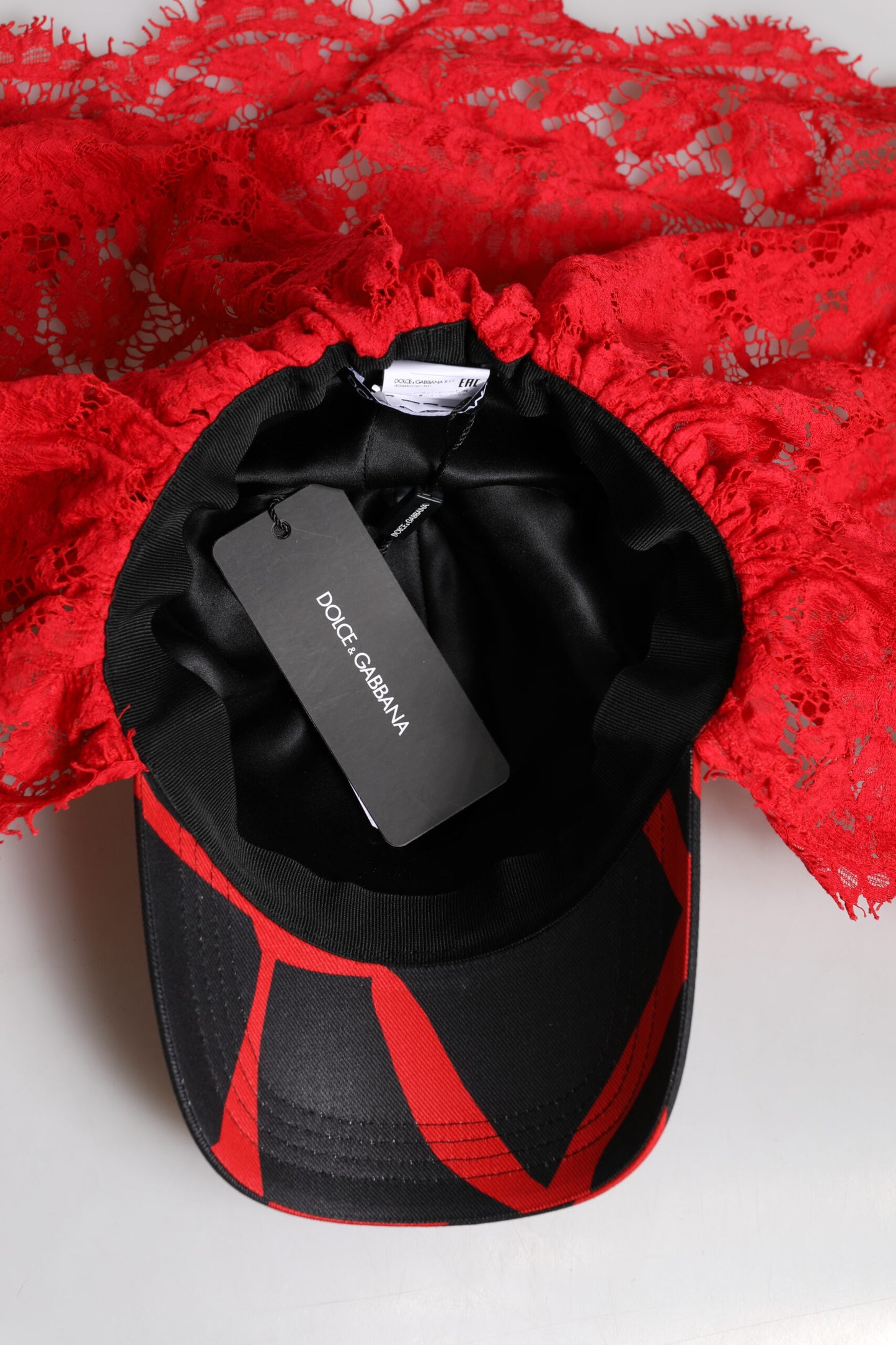 Dolce &amp; Gabbana Baseballkappe aus Baumwolle mit rot-schwarzer Spitze und Tüll