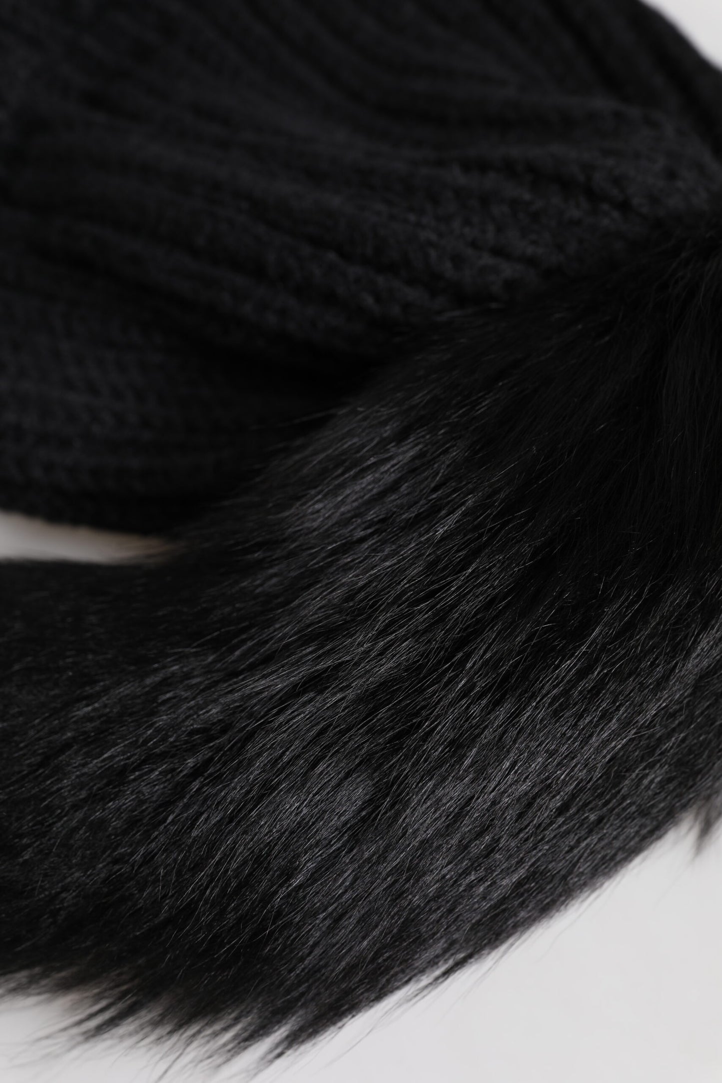 Dolce &amp; Gabbana Wintermütze aus schwarzem Acryl mit gestricktem Pelz