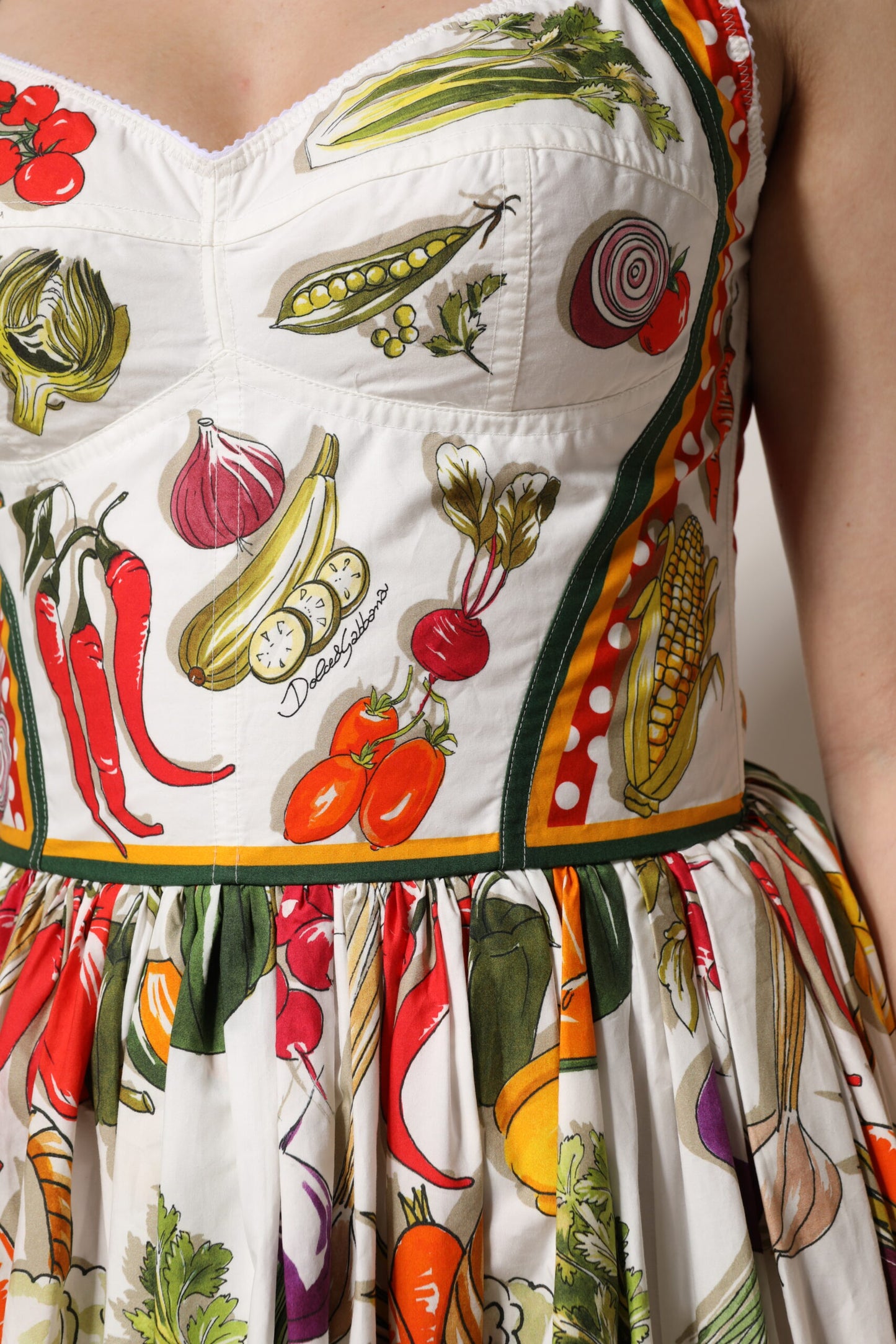 Dolce &amp; Gabbana Weißes ärmelloses Midikleid in A-Linie mit Gemüse