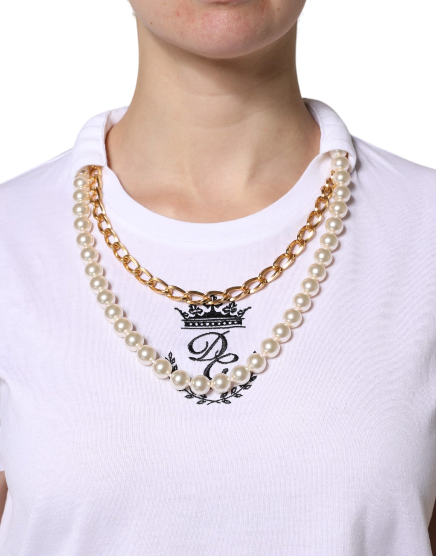 Dolce &amp; Gabbana Weißes T-Shirt aus Baumwolle mit Rundhalsausschnitt und Perlenkette