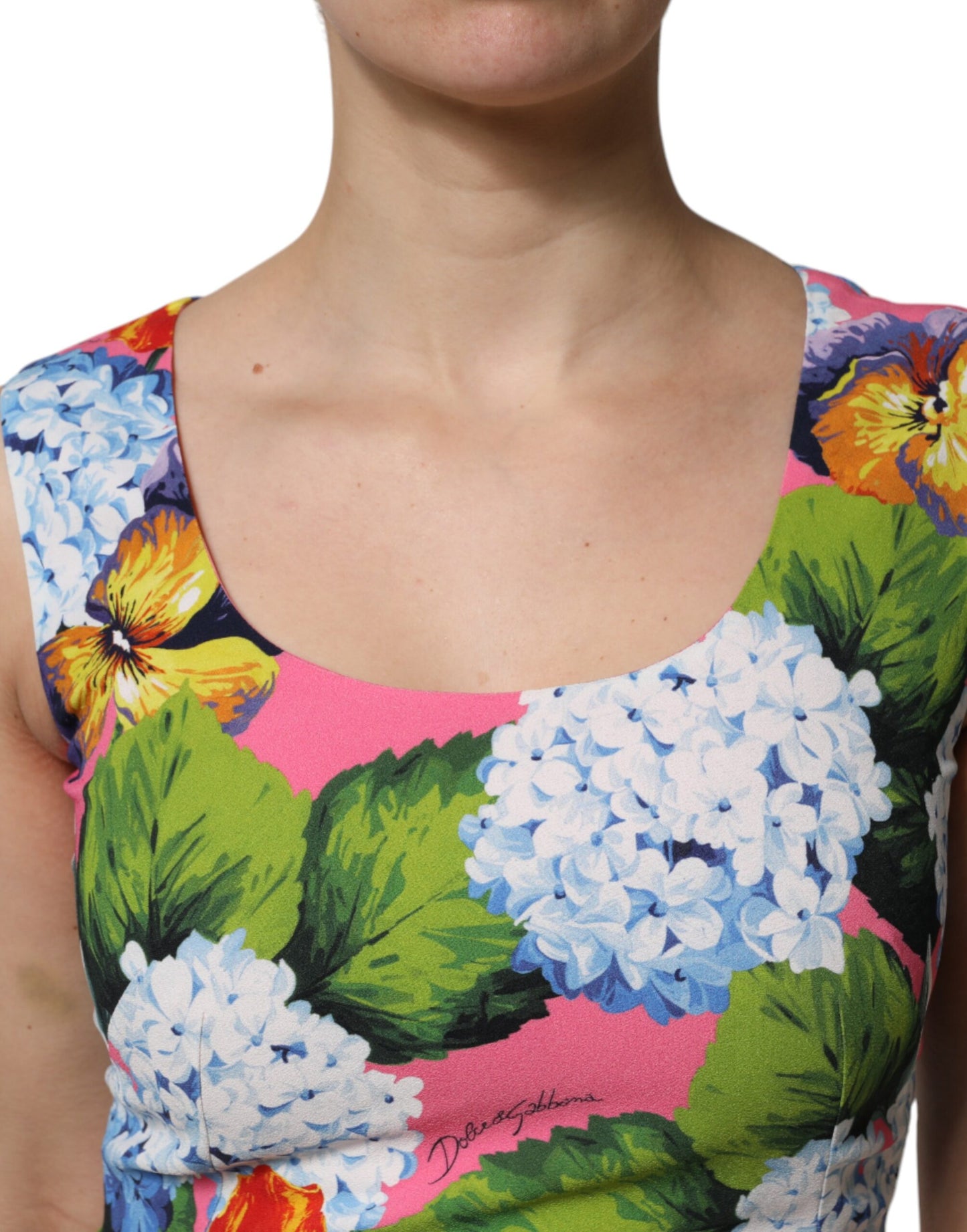 Dolce &amp; Gabbana – Ärmelloses Etuikleid mit mehrfarbigem Blumenmuster