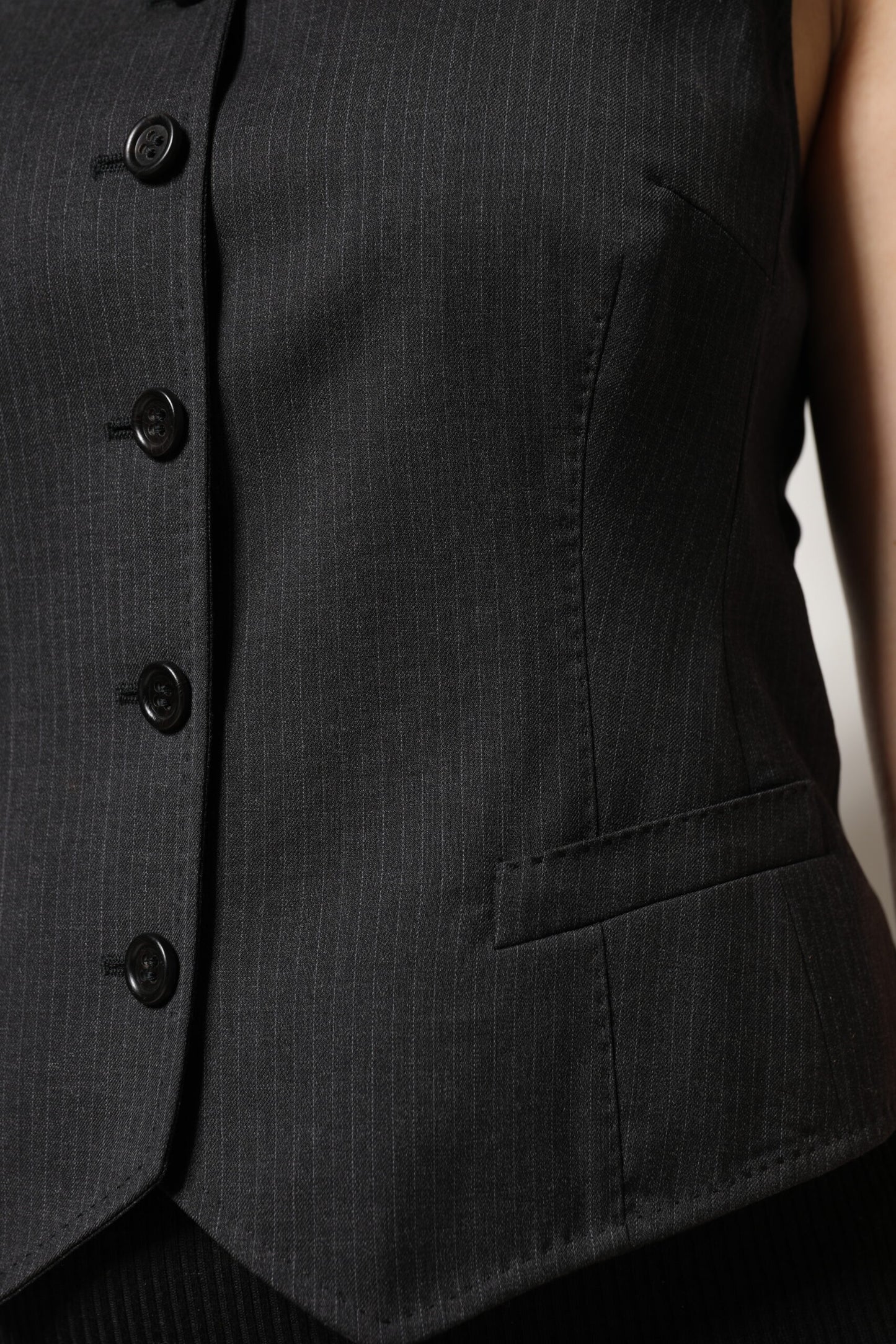 Dolce &amp; Gabbana – Ärmelloses, schwarz gestreiftes Westentop mit Knopfleiste