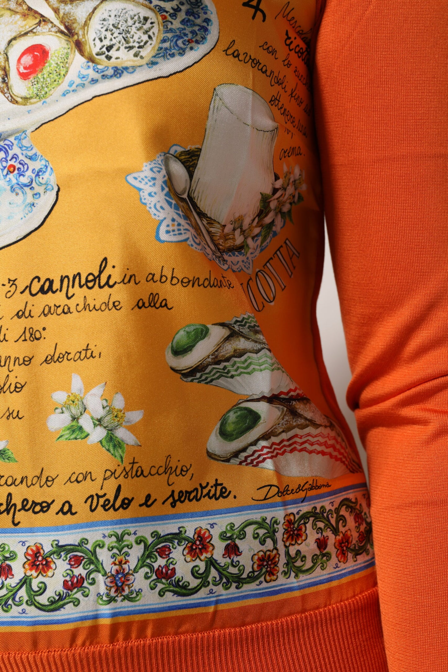Dolce &amp; Gabbana – Orangefarbenes Cannoli-Top aus sizilianischer Seide mit Rundhalsausschnitt