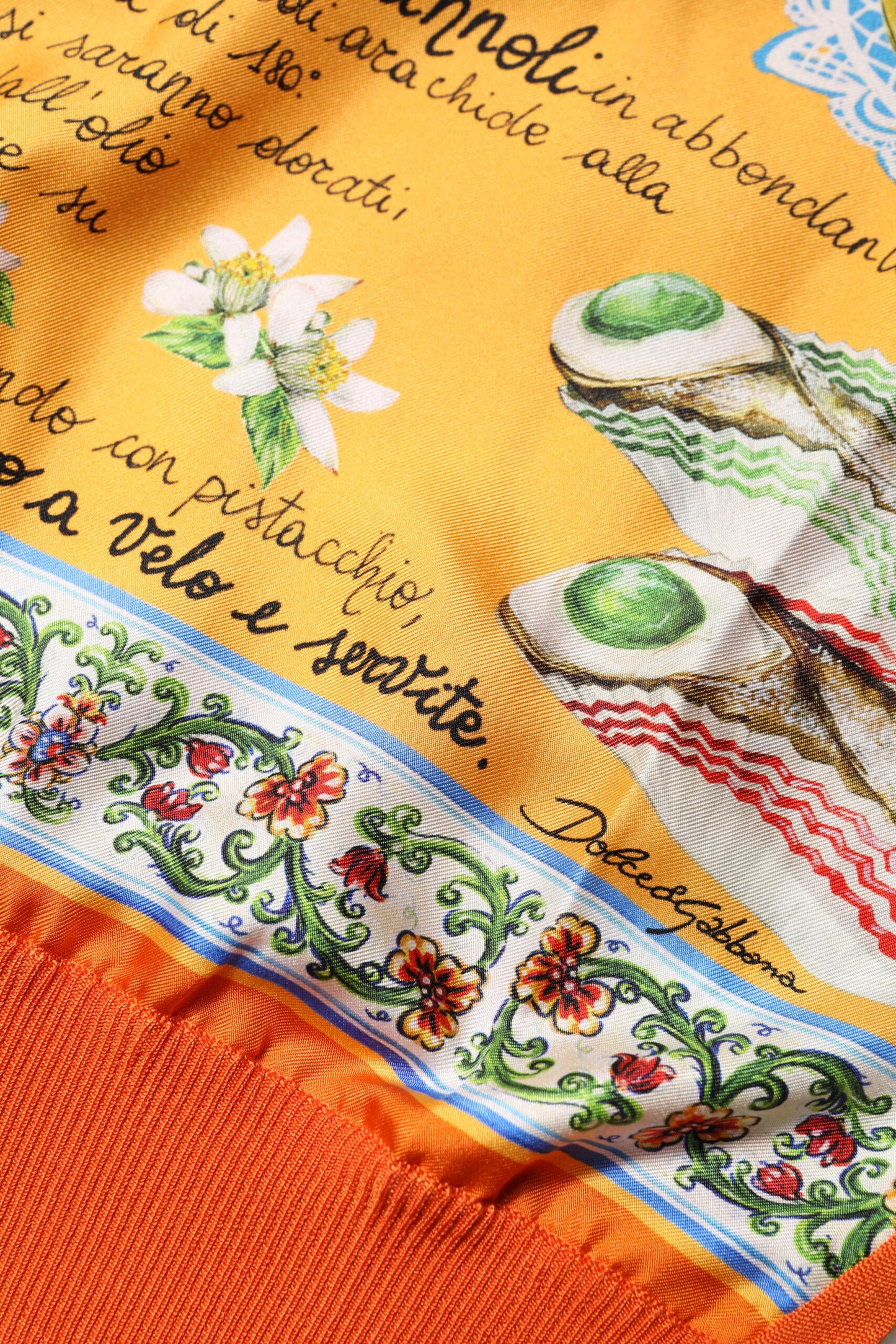 Dolce &amp; Gabbana – Orangefarbenes Cannoli-Top aus sizilianischer Seide mit Rundhalsausschnitt