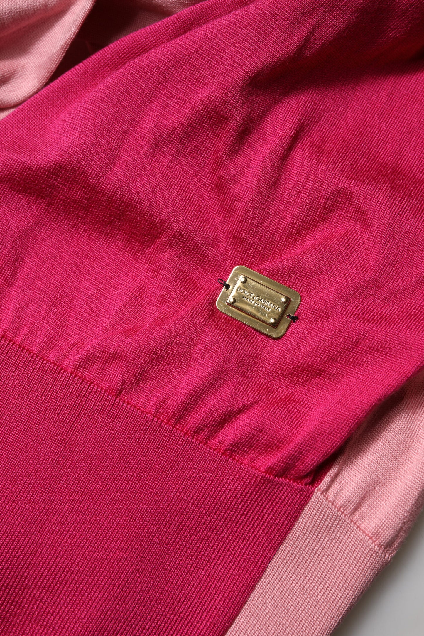 Dolce &amp; Gabbana – Rosafarbenes, kurzärmliges Oberteil mit geknöpftem Ascot-Kragen