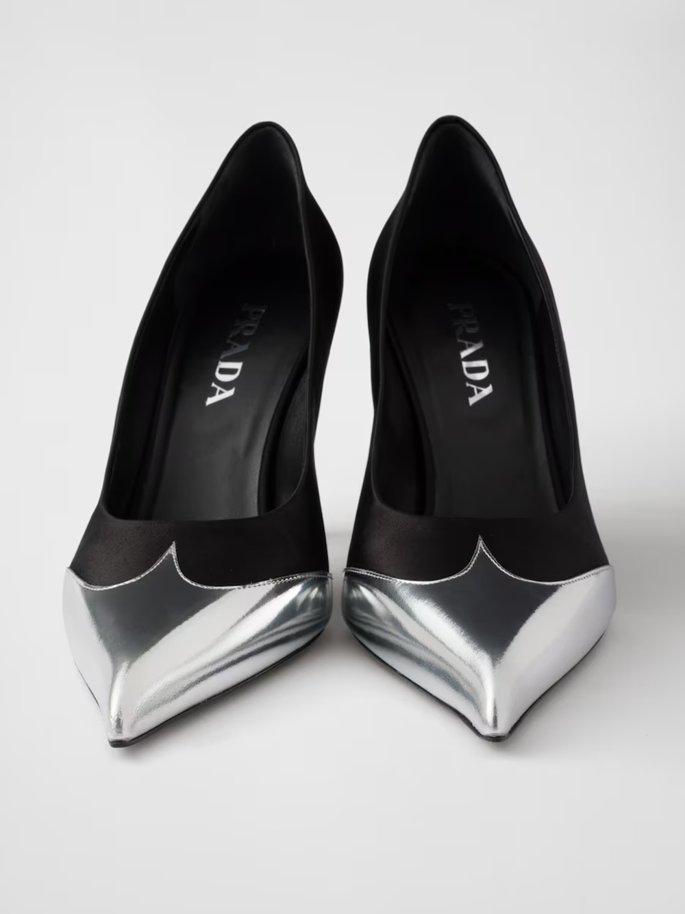 Prada Pumps aus schwarzem Satin und metallischem silbernem Leder
