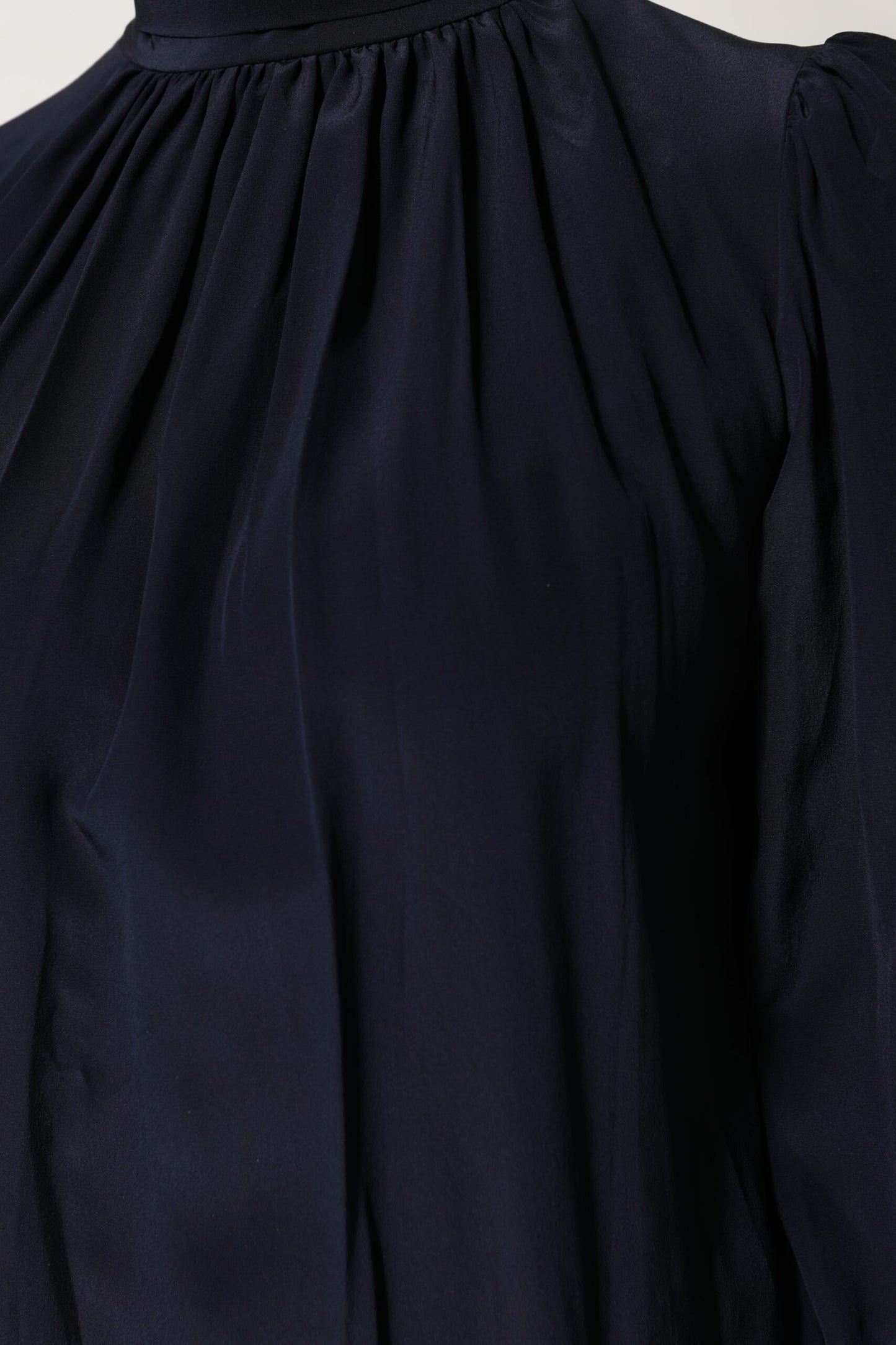 Dolce &amp; Gabbana – Blaues Seidenblusenoberteil mit Stehkragen und langen Ärmeln