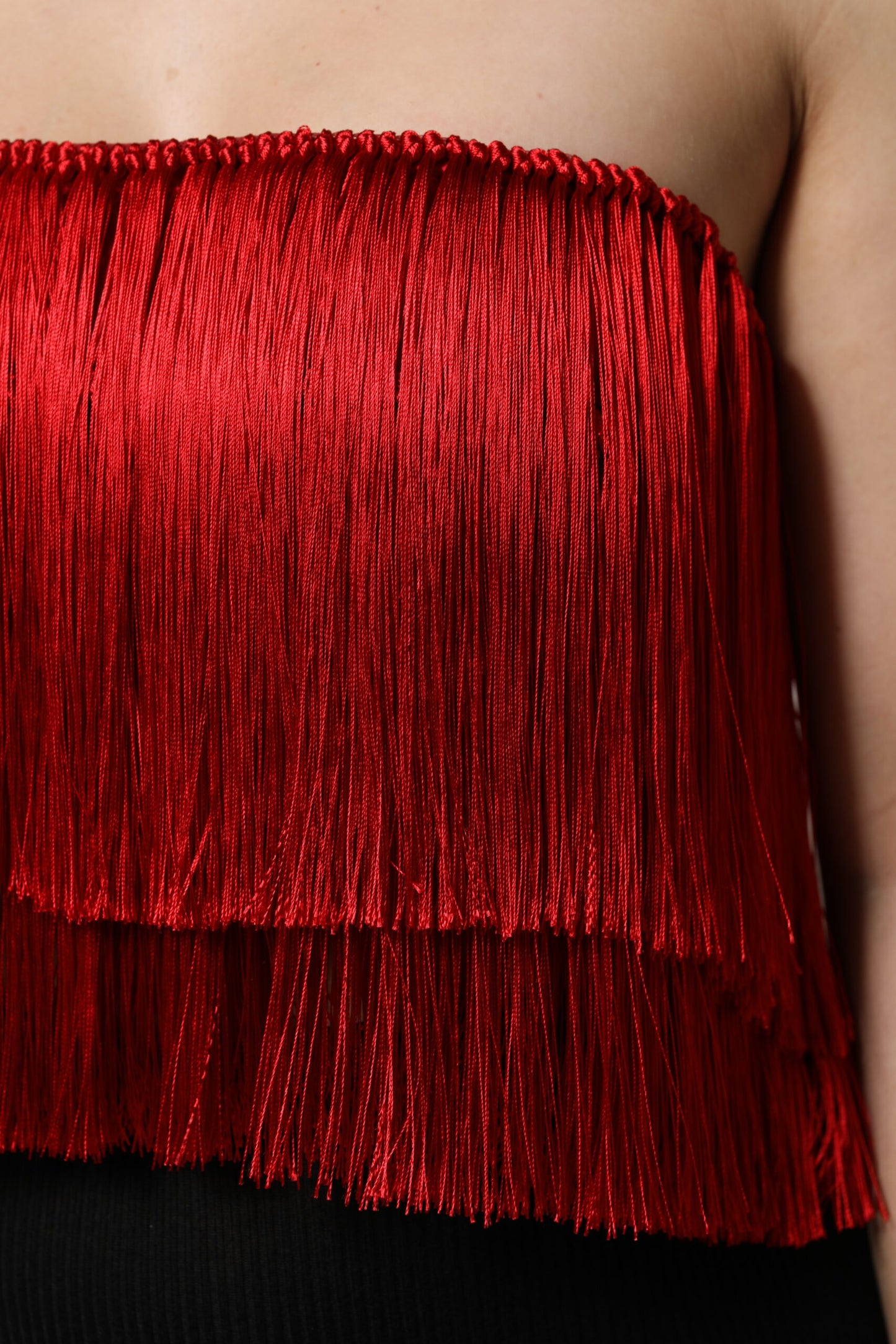 Dolce &amp; Gabbana – Trägerloses, kurzes Tube-Top aus Seide mit Fransen in Rot