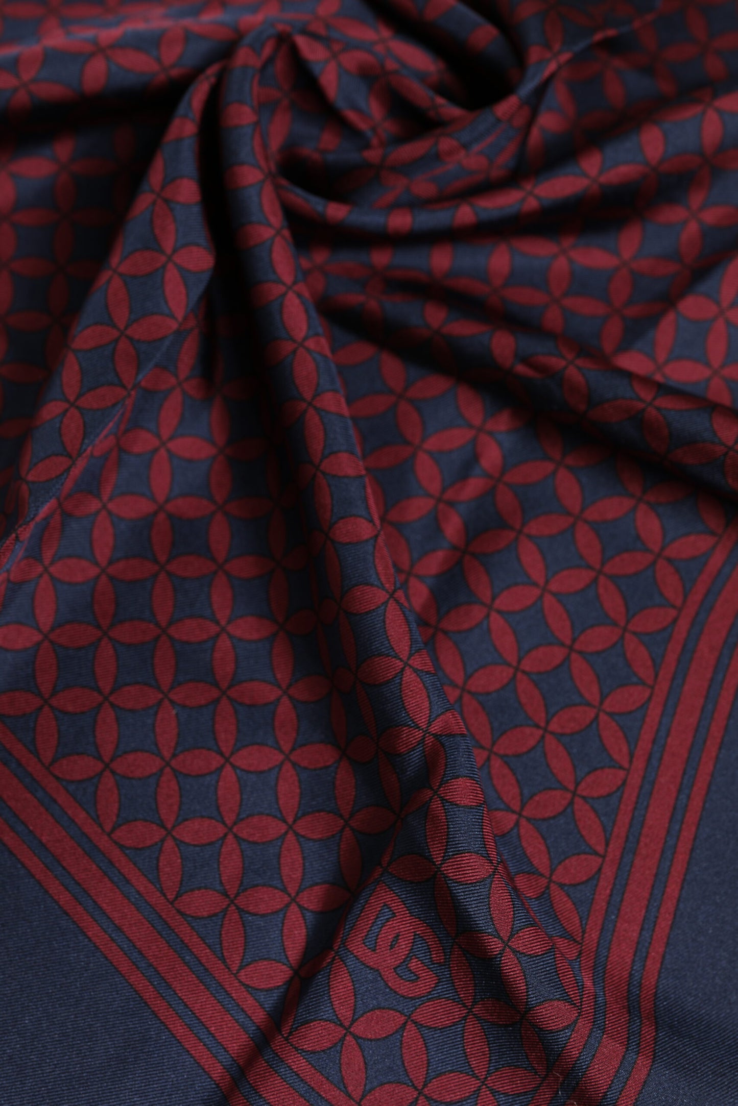 Dolce &amp; Gabbana Rot-Blau bedruckter quadratischer Seidenschal für Herren