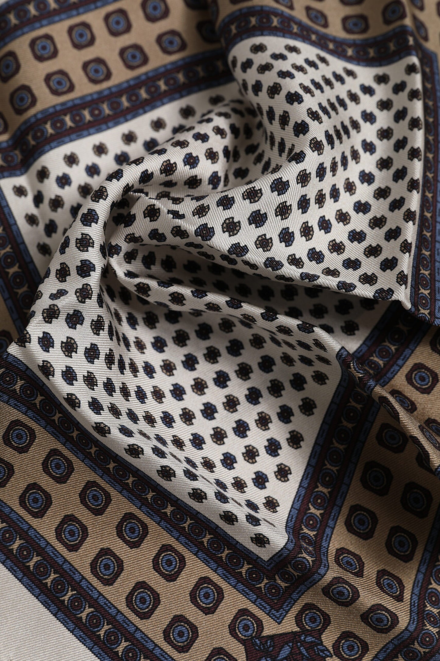 Dolce &amp; Gabbana Mehrfarbig gemusterter quadratischer Foulard-Schal für Herren