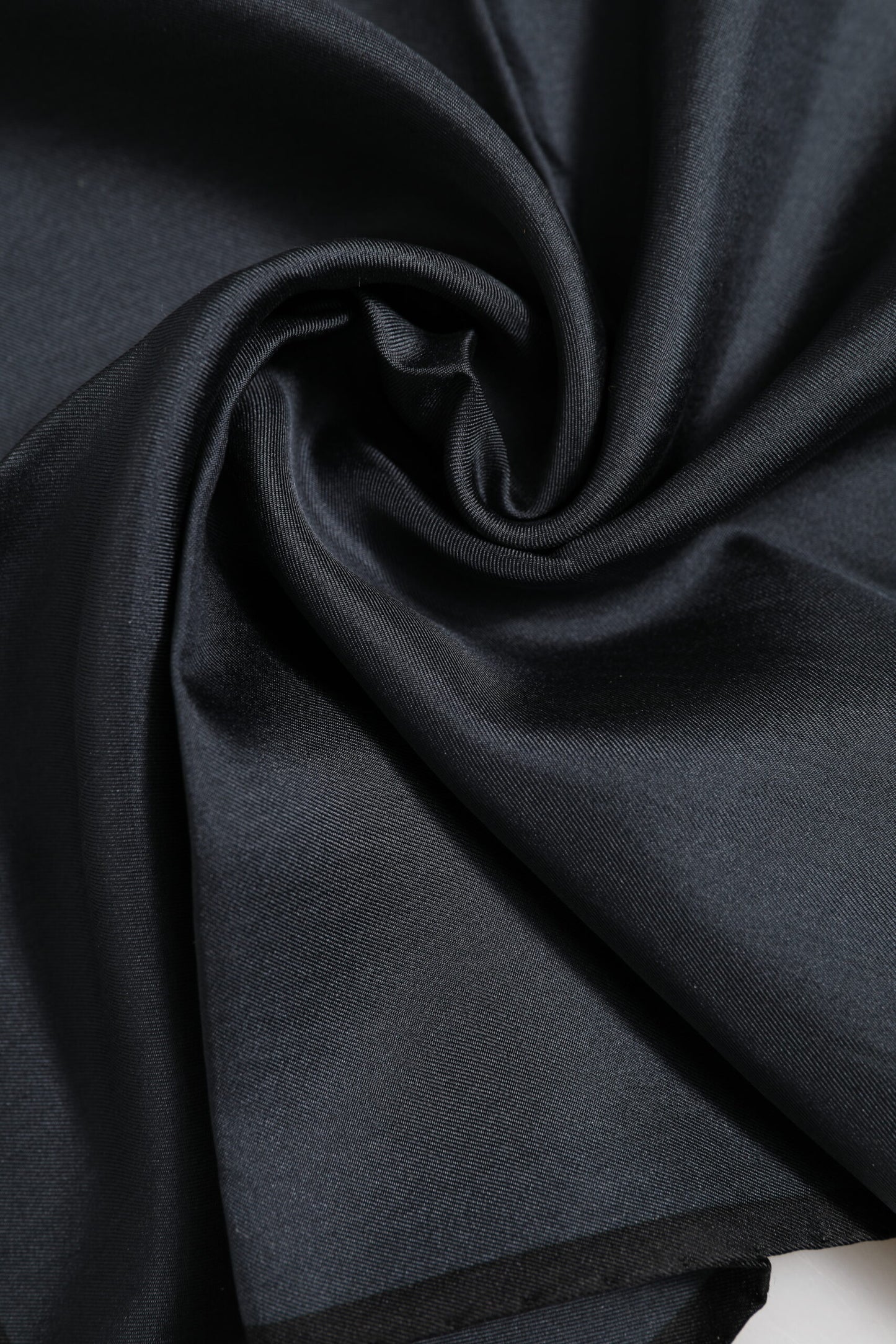Dolce &amp; Gabbana Dunkelgrauer quadratischer Foulard aus Seide mit DG-Krone