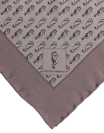 Dolce &amp; Gabbana – Quadratischer Foulard aus Seide mit Seepferdchenmuster in Braun