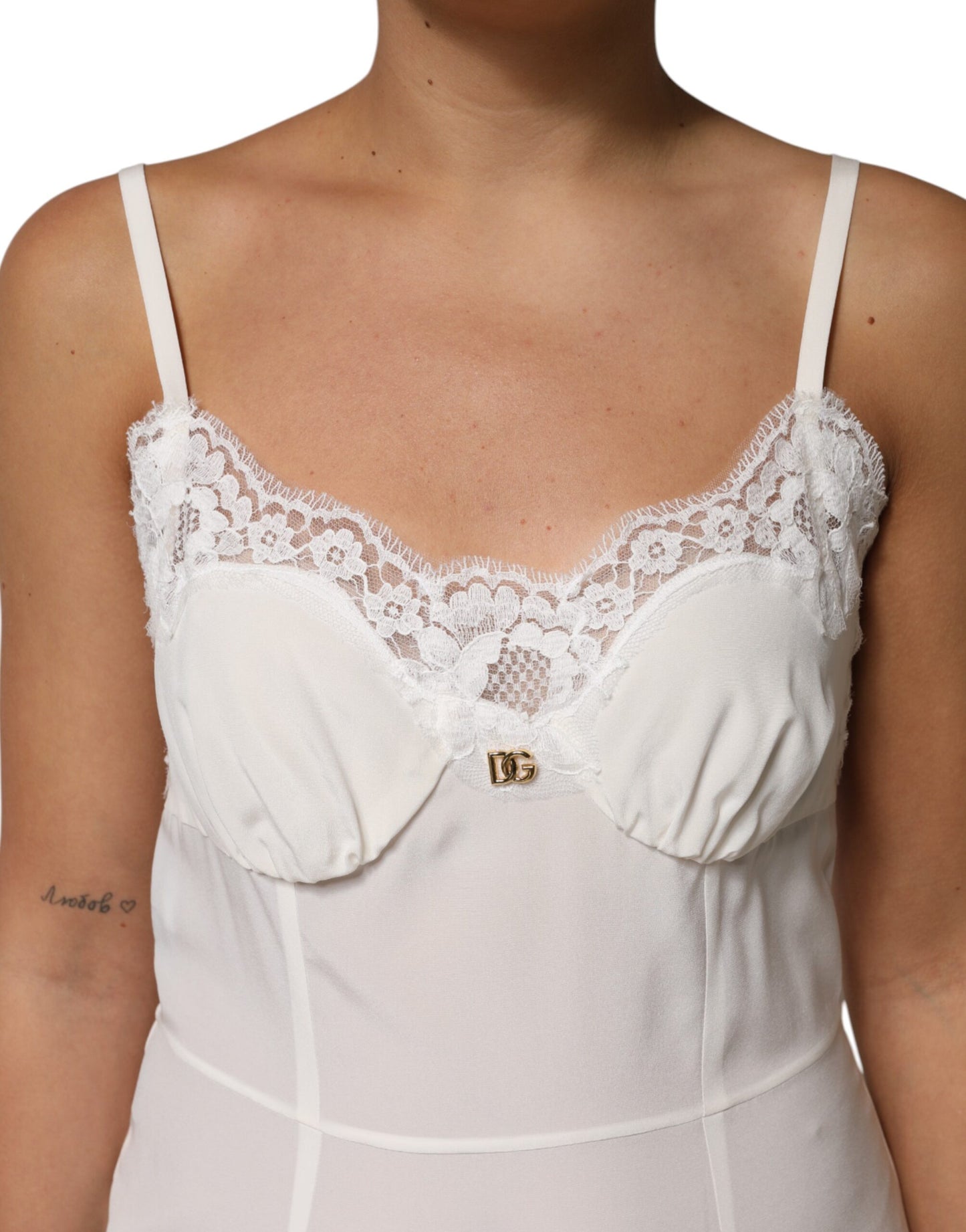 Dolce &amp; Gabbana – Nachtwäsche aus Seide mit weißem Spitzen- und goldenem DG-Logo