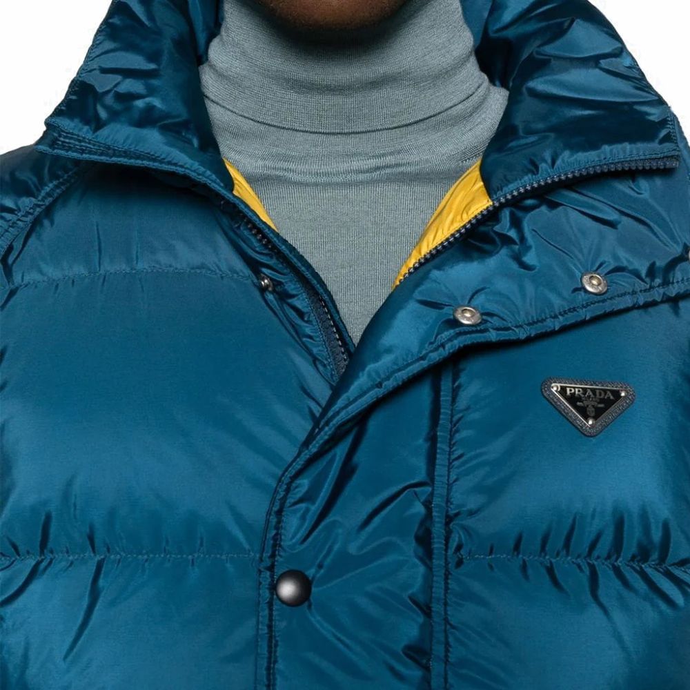 Prada Daunenjacke mit Dreieckslogo