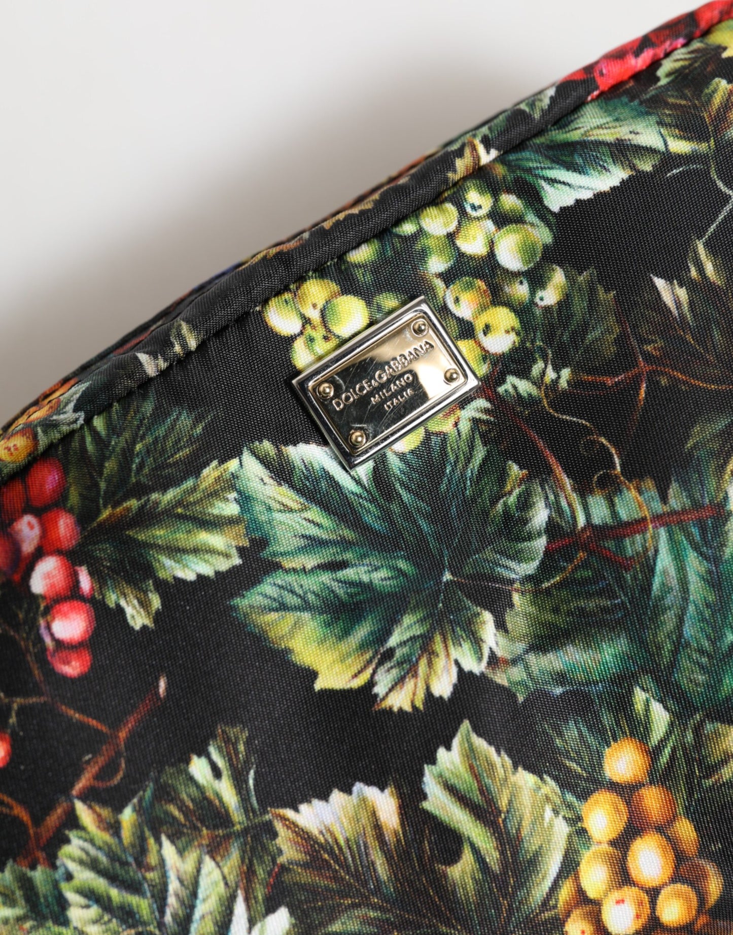 Dolce &amp; Gabbana Clutch mit mehrfarbigem Traubendruck und Logo-Plakette
